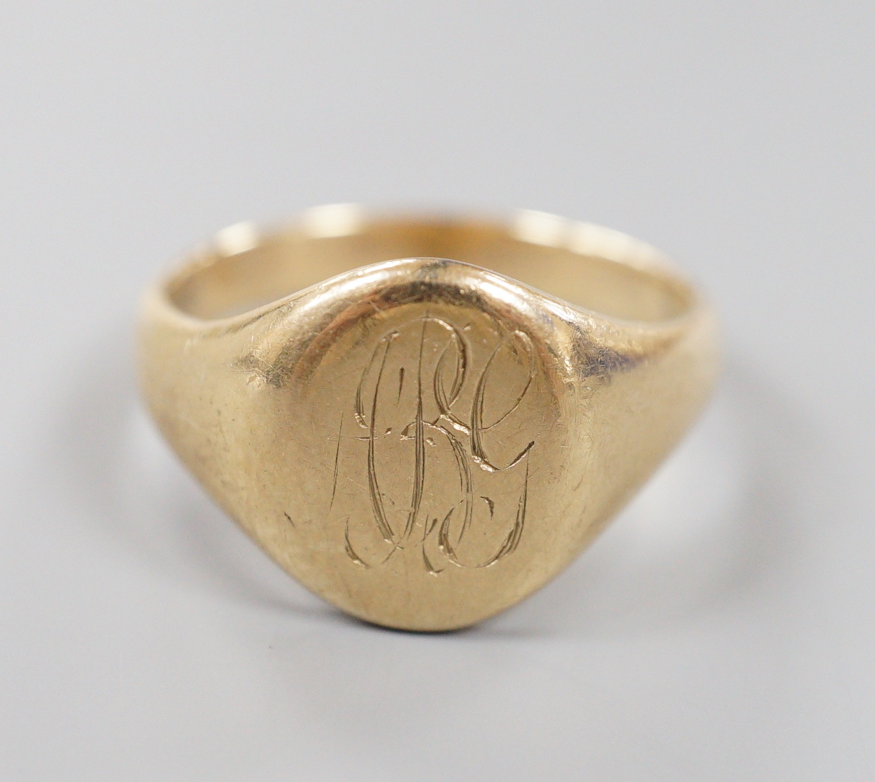 A 9ct gold oval signet ring, with engraved monogram, size X, 9.7 grams.